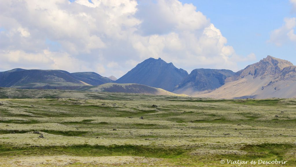 paisajes con campos y montañas en Islandia durante un trayecto por una carretera secundaria del círculo de oro