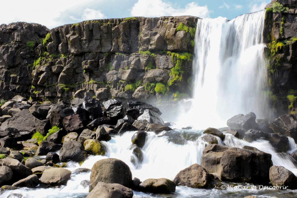 la cascada oxarafoss bajando con fuerza en el parque nacional thingvellir en el círculo dorado de Islandia