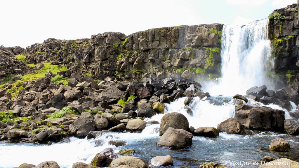 la cascada oxararfoss a contraluz durante la ruta por el parque nacional