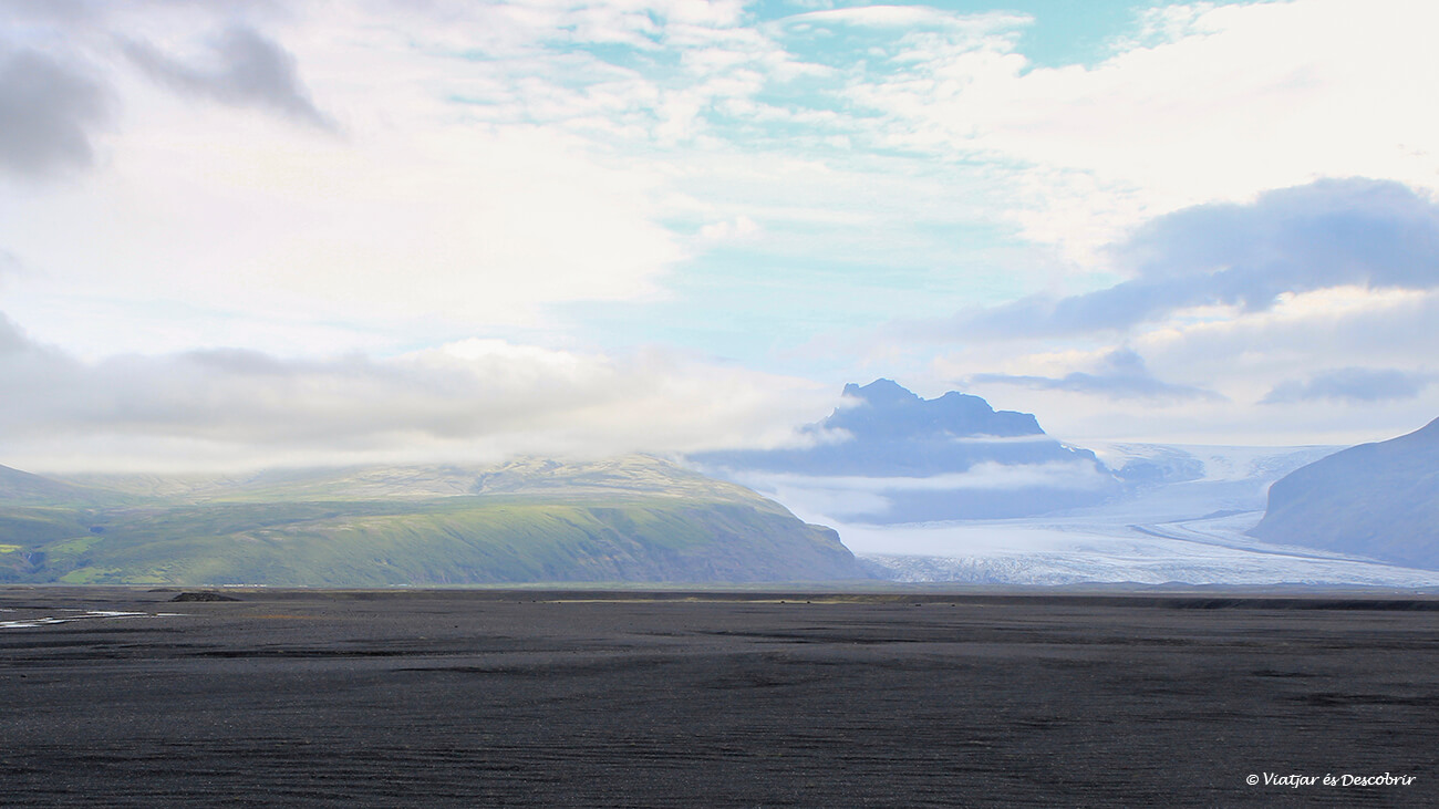 conduciendo por Islandia con buenas vistas del Parque Nacional Skaftafell