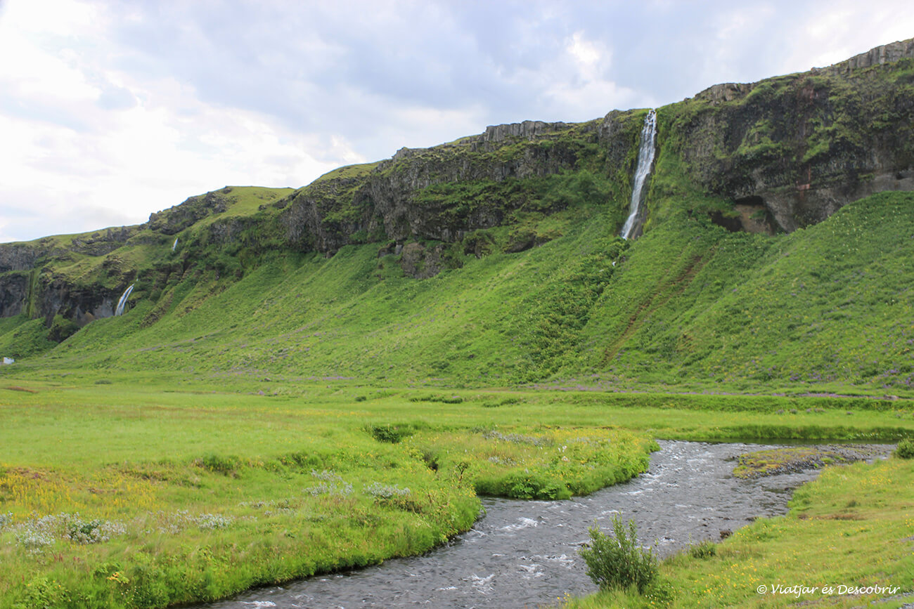 paisajes verdes y con cataratas sin nombre en Islandia