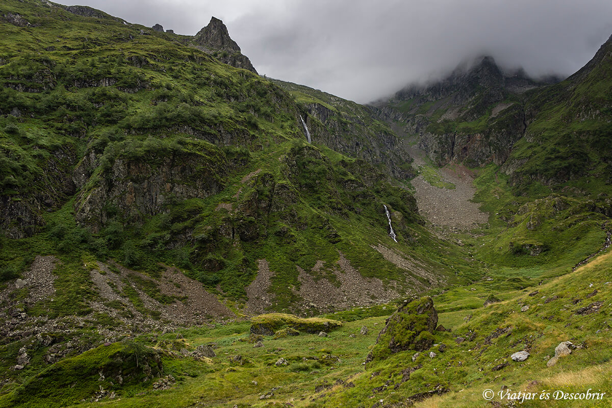 saltos de agua y niebla durante el trekking muntanyes llibertat