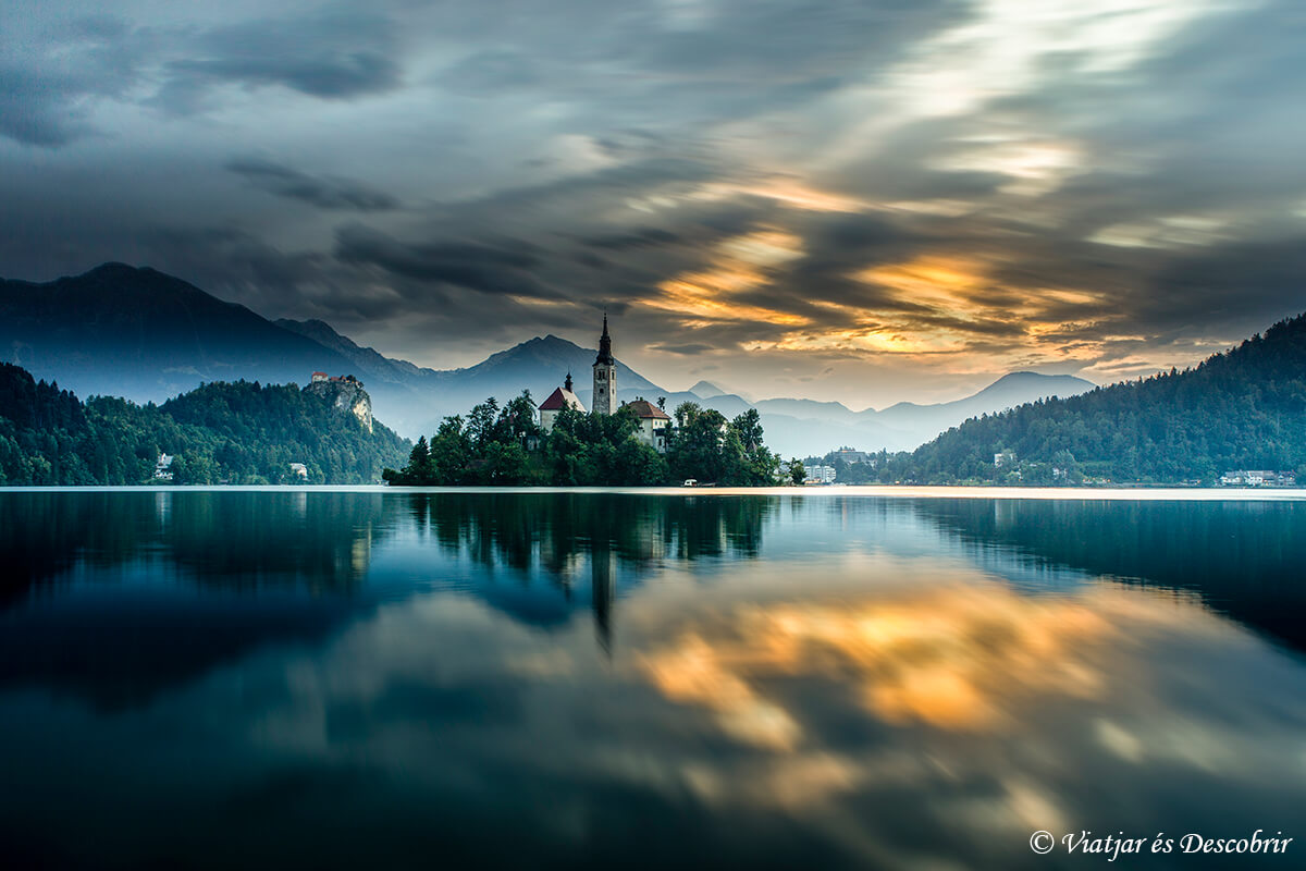 amanecer en el lago bled en eslovenia