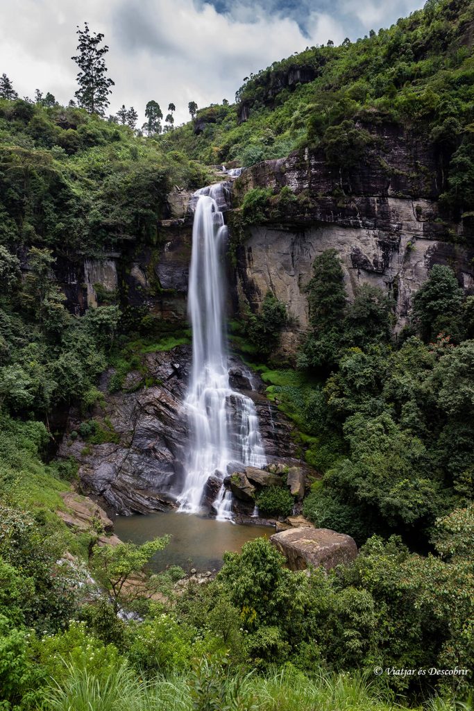 cascada a Nuwara Eliya en las tierras altas de sri lanka