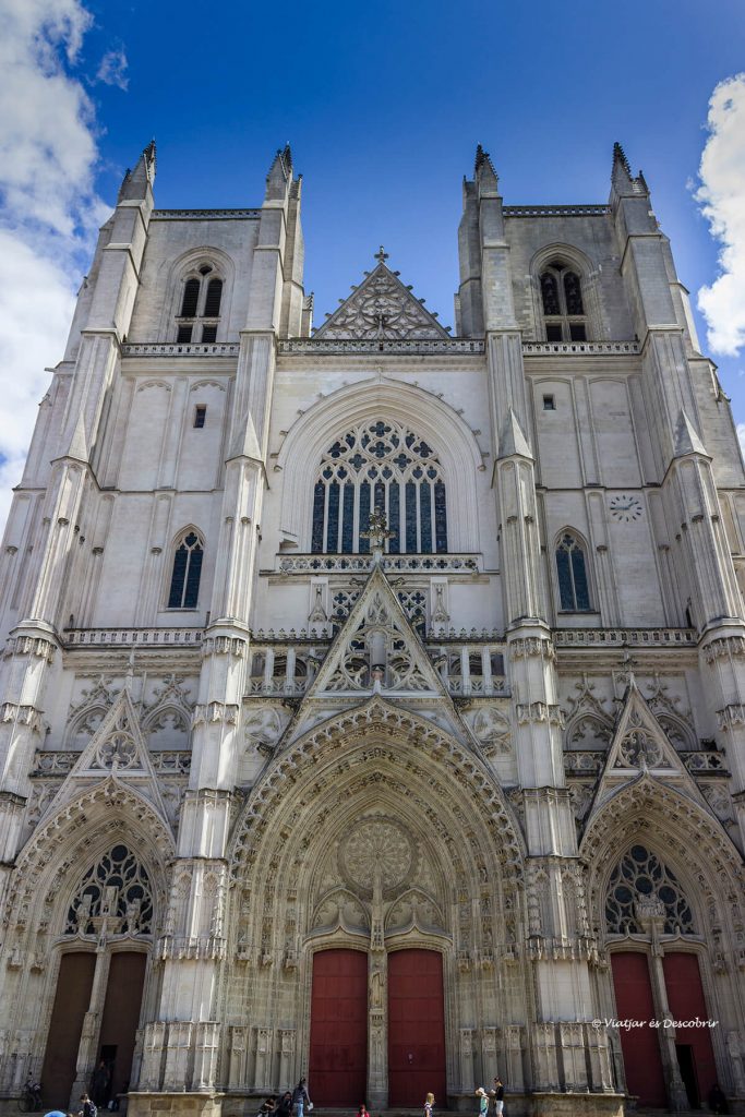 la famosa catedral de nantes a brest es muy alta