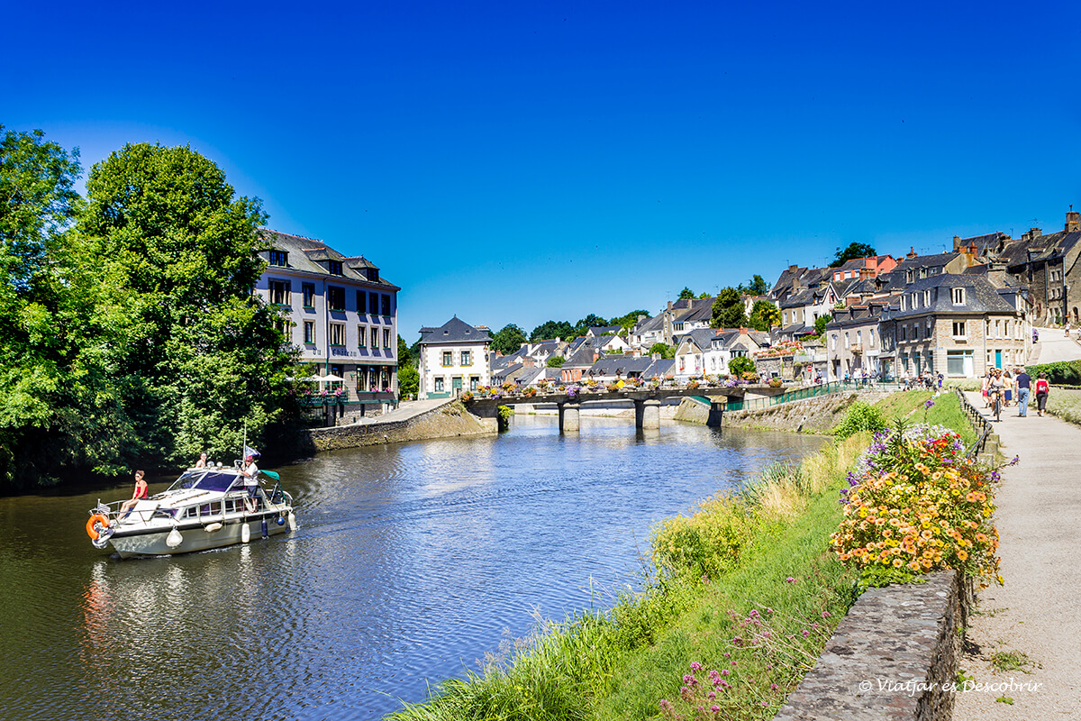 canal de nantes a brest en bicicleta en la zona de josselin