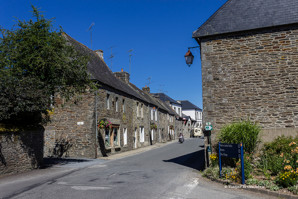 calles antiguas en el pueblo de gourec en el interior de la bretaña francesa