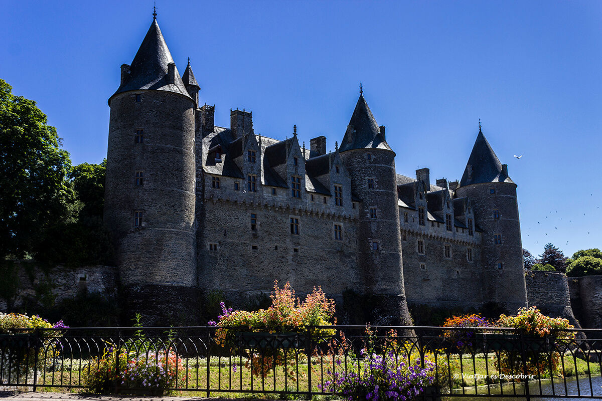 castillo medieval de josselin en el interior de la bretaña francesa en bicicleta