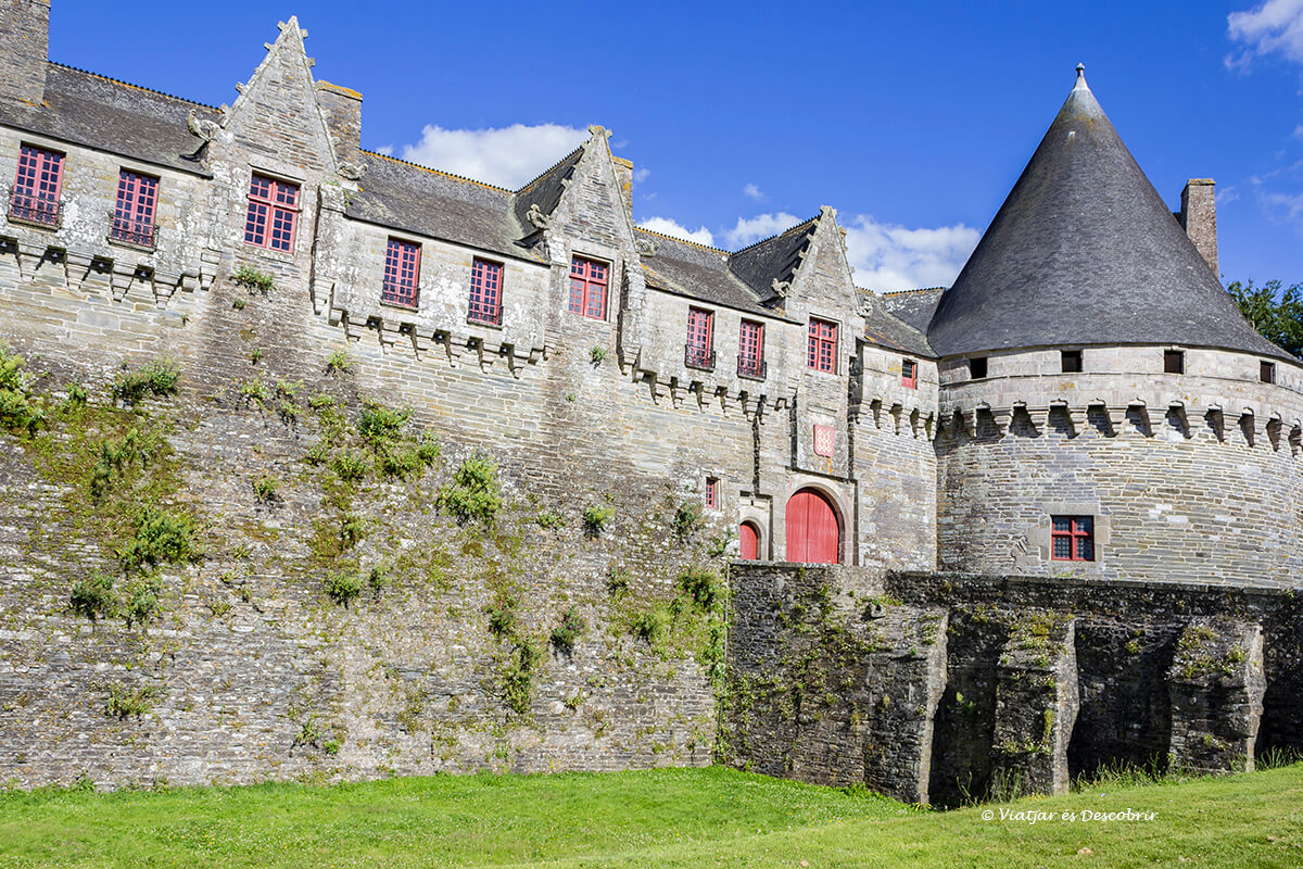 castillo de pontivy en el interior de la bretaña francesa en bicicleta