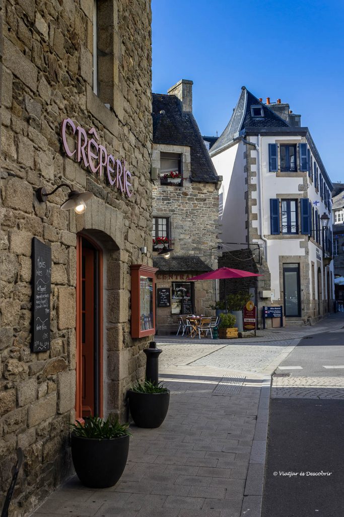 creperie en el centro de roscoff en la bretaña francesa