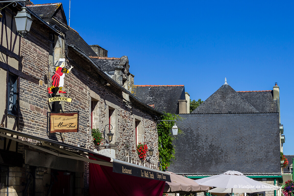 calles medievales en el interior de la bretaña francesa en bicicelta