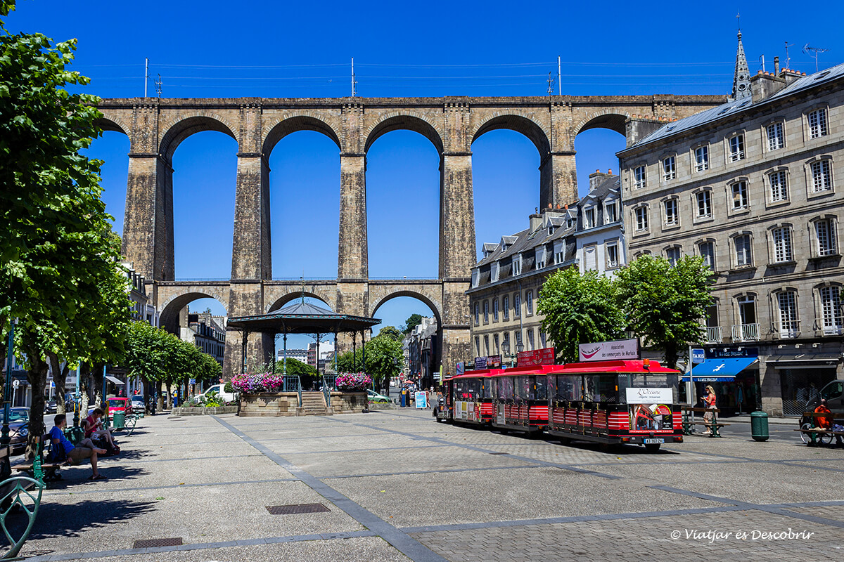 viaducto morlaix en el interior de la bretaña francesa en bicicleta