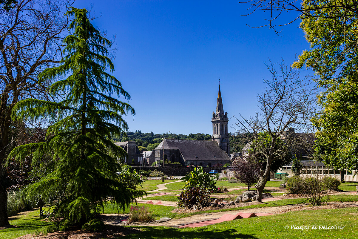 interior de la bretaña francesa en bicicleta pueblo medieval