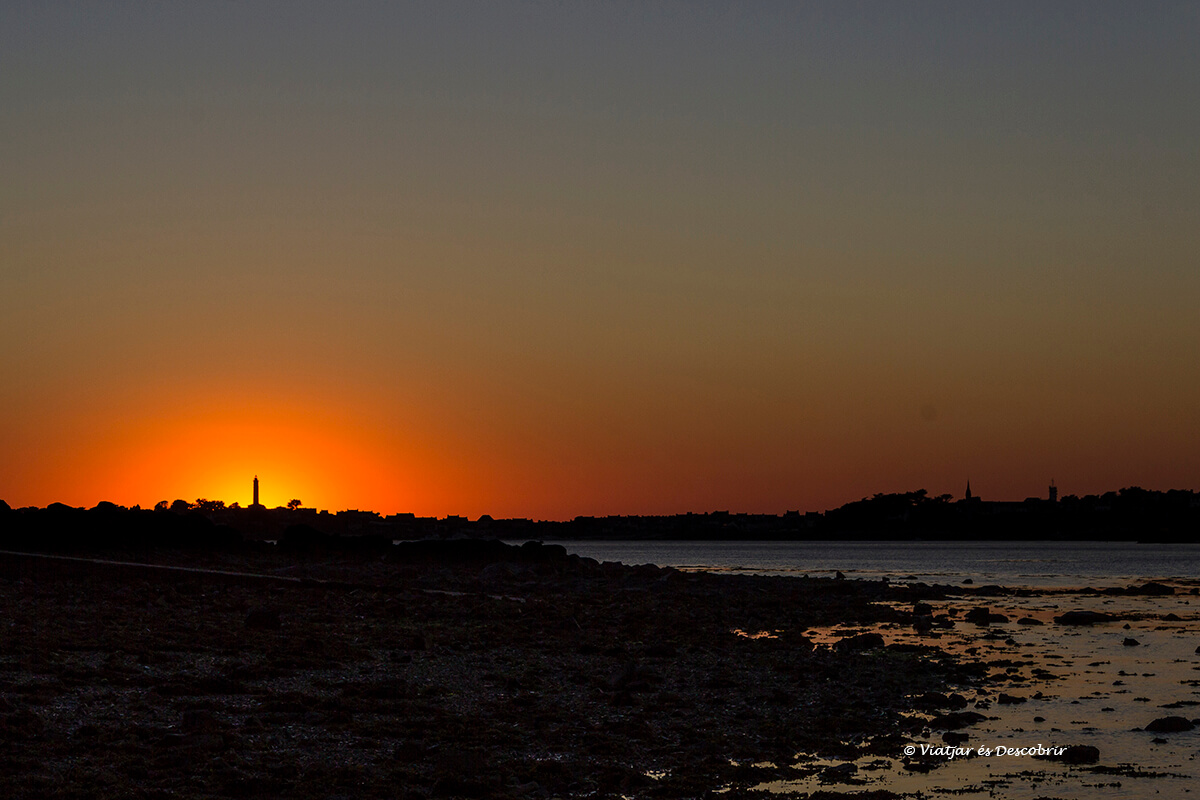 puesta de sol en roscoff sobre su faro