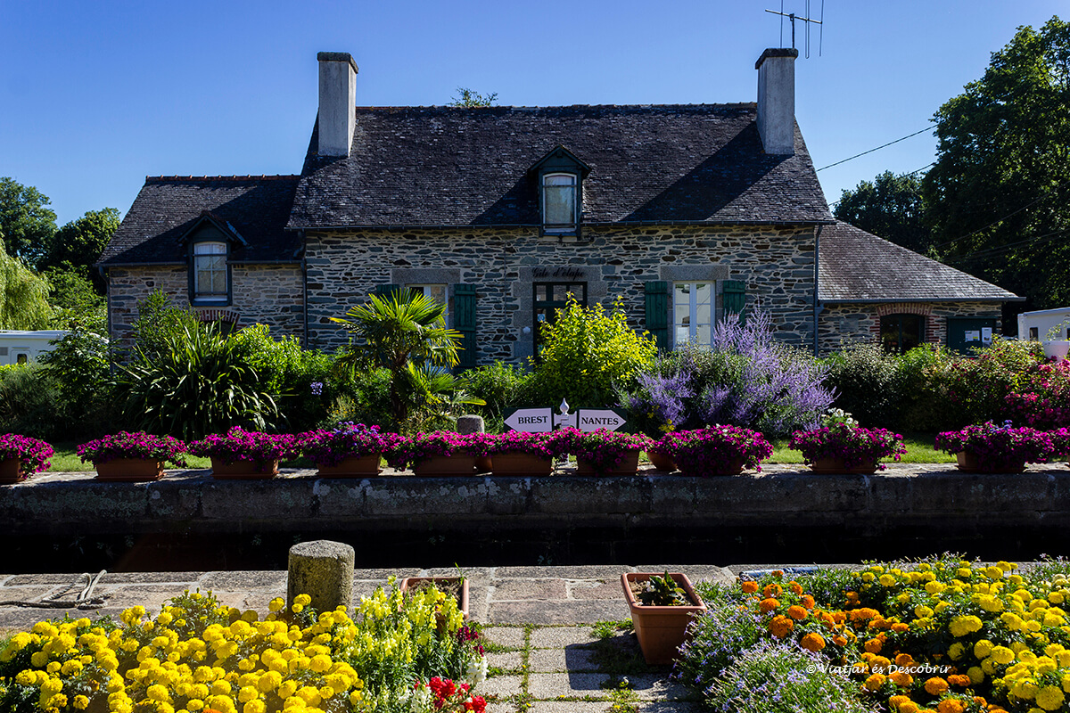 renclusa de malestroit en el canal de nantes a brest en bicicleta