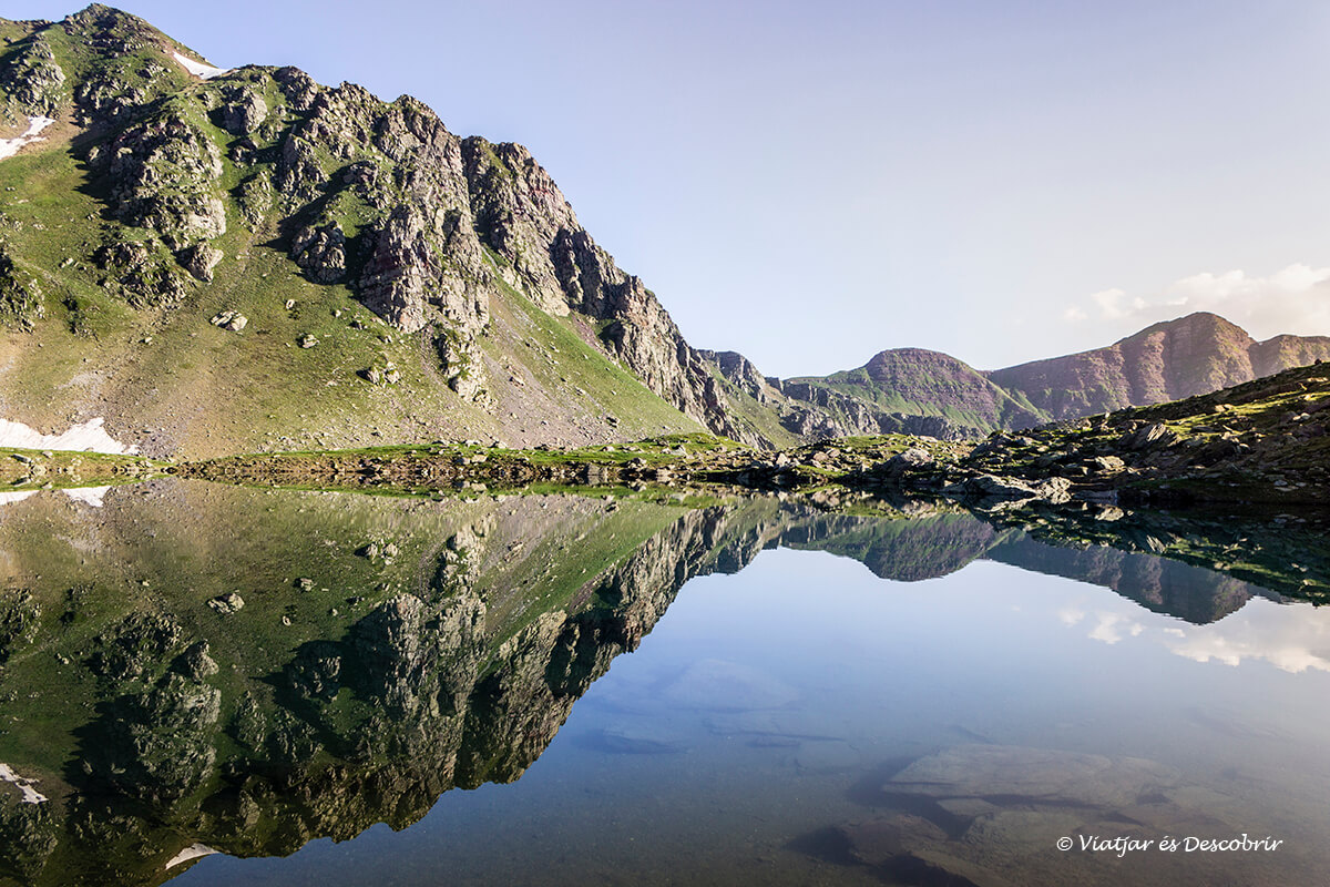 reflejos sorprendientes por la mañana en los lagos de ayous durante la excursion en el pirineo