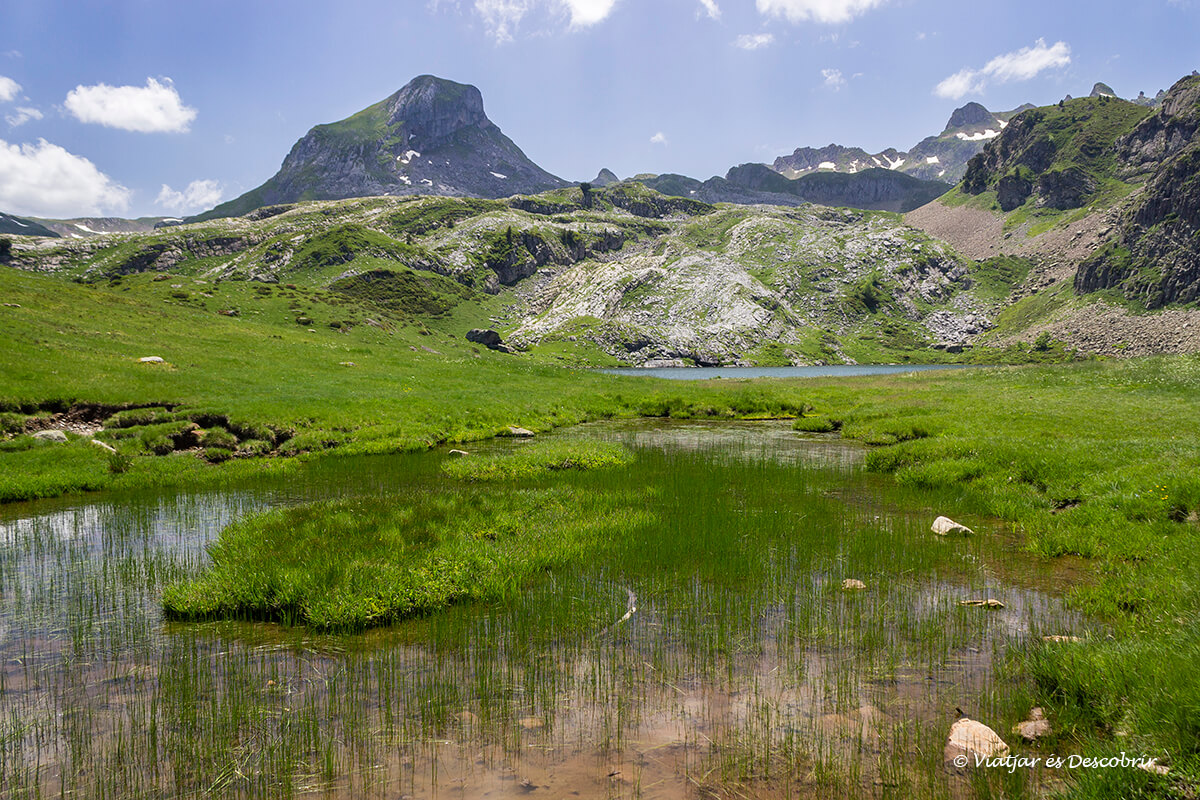 lago raumassot durante la ruta de los lagos de ayous en el pirineo frances