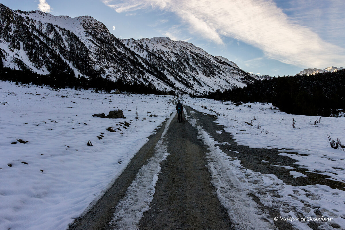 caminando por una carretera nevada en el valle de aran en otoño