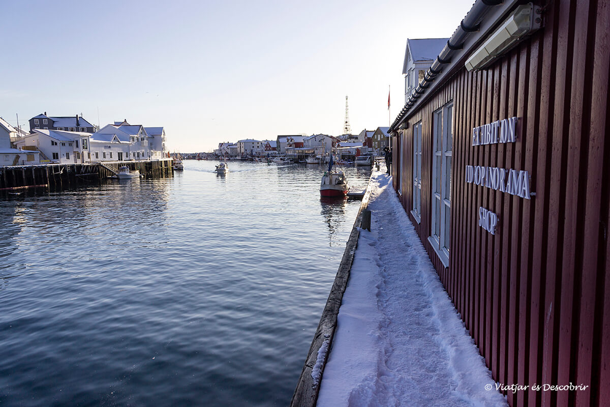 puerto de Henningsvær durante el atardecer en las islas lofoten