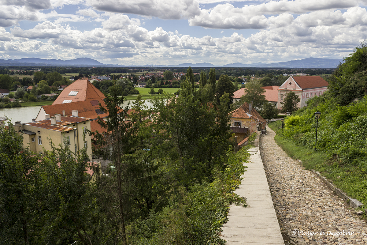 panorámica de la ciudad de Ptuj la más antigua de eslovenia