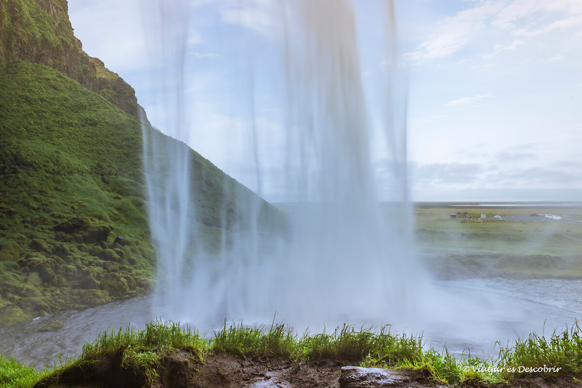 la cascada Seljalandsfoss es una de las cascadas de Islandia más singulares