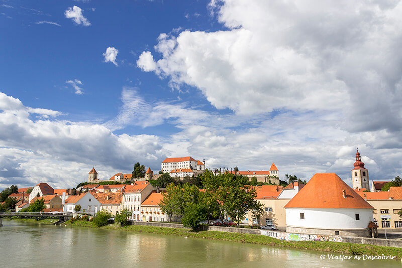 vistas del pueblo de ptuj desde el rio en eslovenia