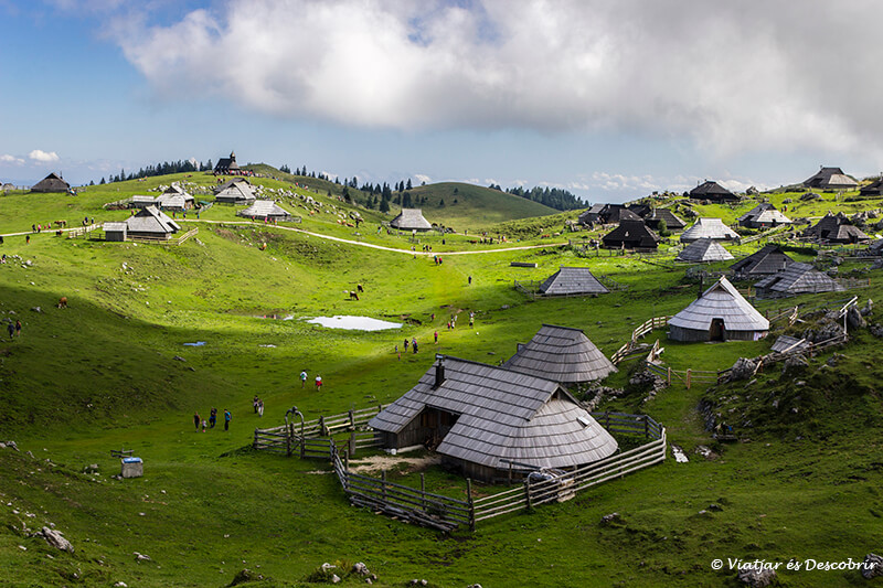 casas de pastores a lo alto de los prados de velika planina en el viaje a eslovenia