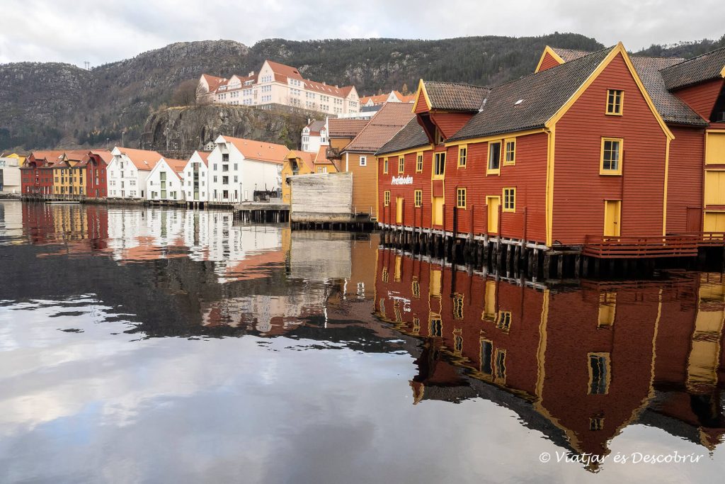 ir del aeropuerto de Bergen al centro en tranvía permite llegar al puerto fácilmente y ver casas reflejadas