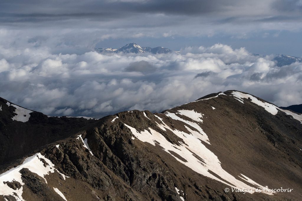 montañas entre nubes bajas vistas desde el puigmal