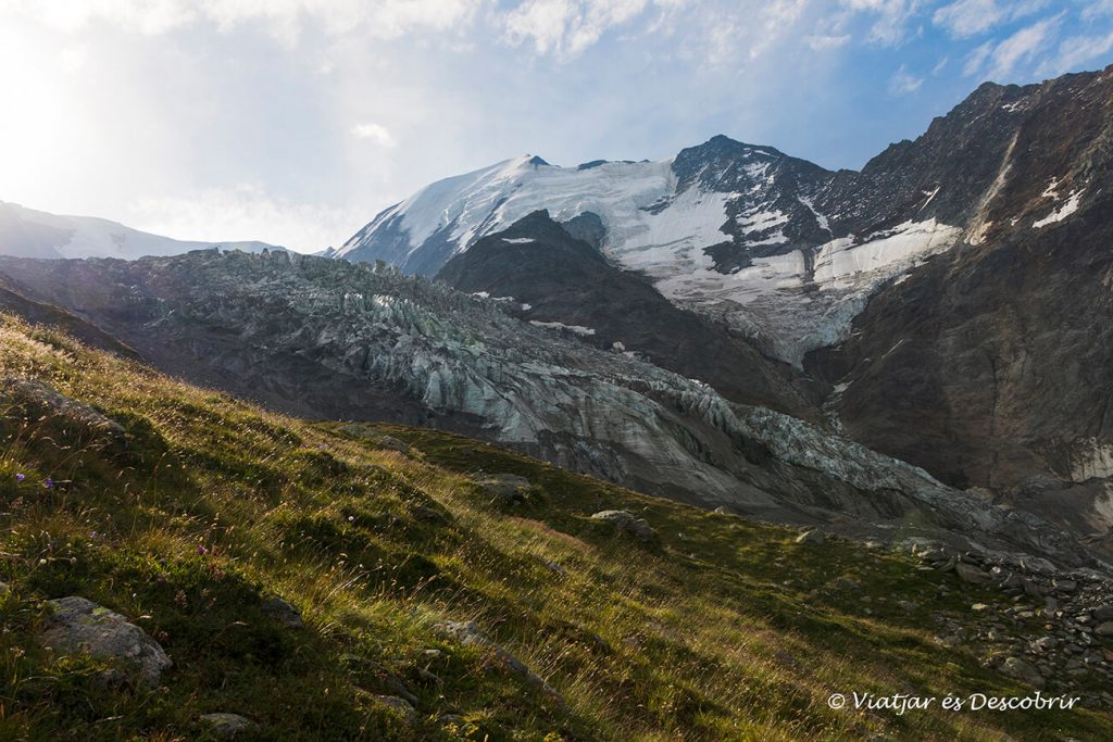 las montañas y el glaciar de Bionassay cerca del refugio nid d'agile en los houches