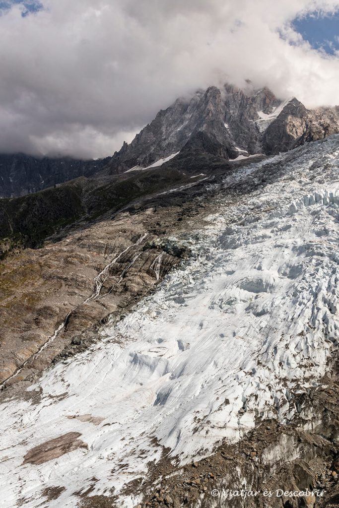 el glaciar des bossons y las montañas que lo rodean son uno de los paisajes más singulares de chamoinx