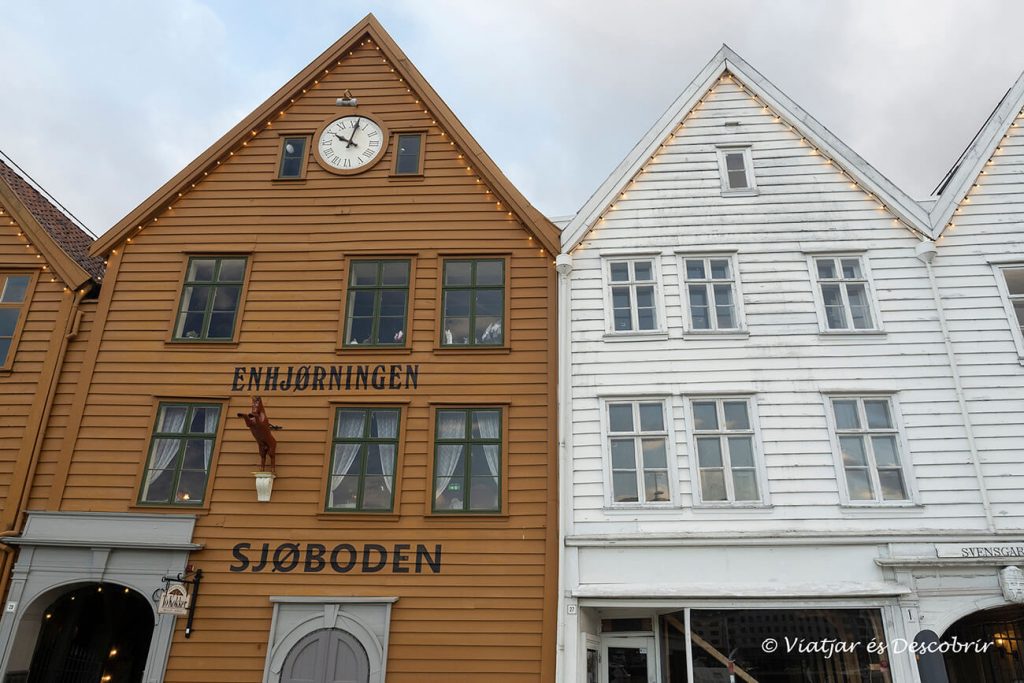 casas tradicionales del centro histórico de Bergen en los fiordos noruegos