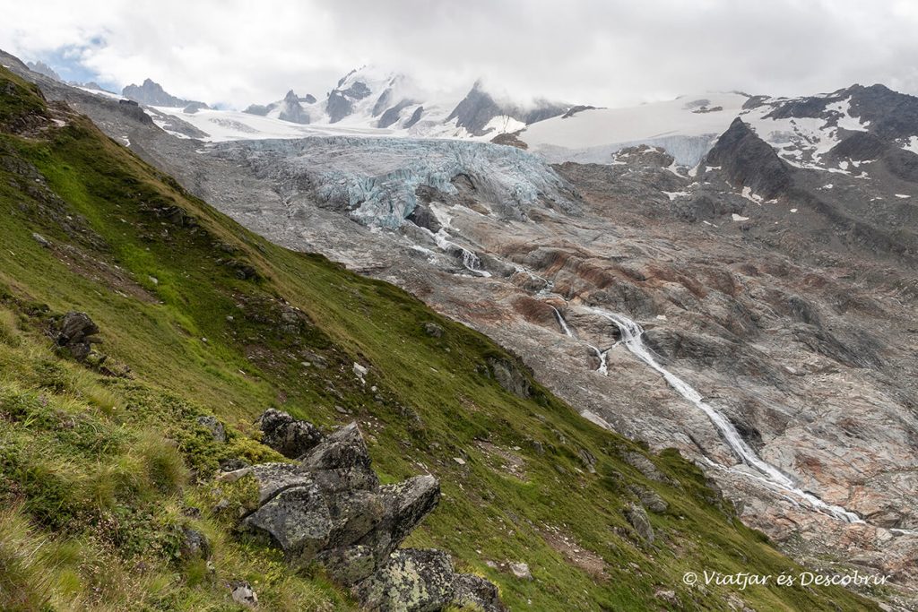 el glaciar de Le Tour y un río fruto del deshielo en verano