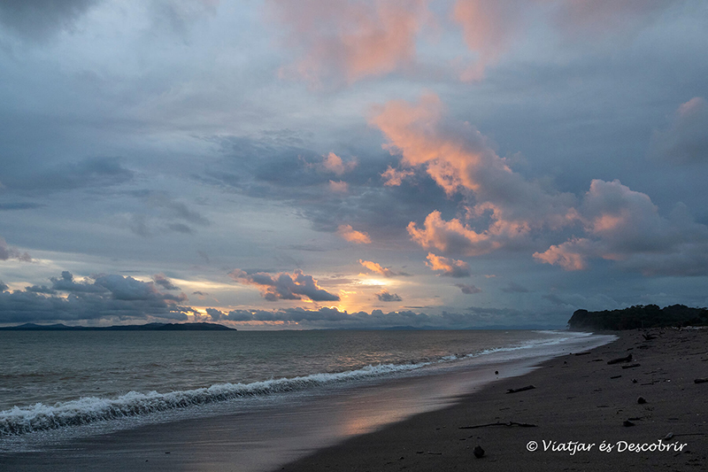 puesta de sol en la playa de Malena durante el primer día en el Pacífico del viaje a Panamá