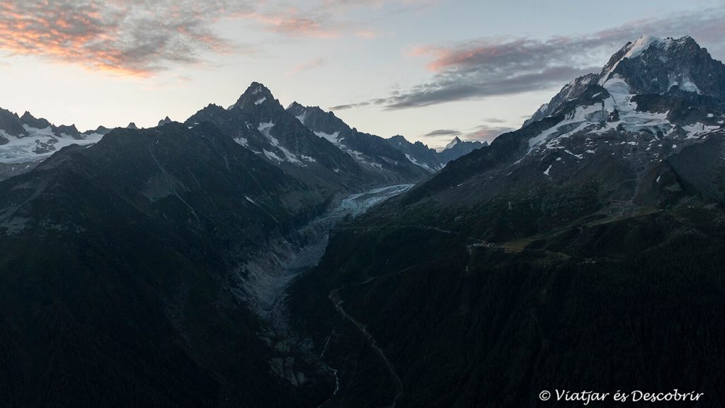 vistas al amanecer desde lejos del glaciar de Argentière que es uno de los puntos icónicos que ver en chamonix