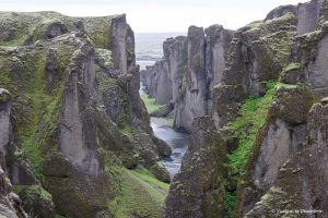 Lee más sobre el artículo El cañón Fjaðrárgljúfur, un paisaje imprescindible en Islandia