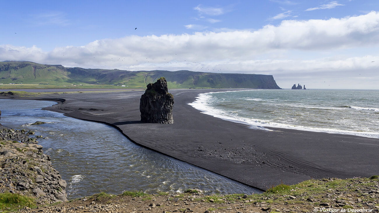 la vista más típica de la playa Reynisfjara a menos de una hora del cañón fjaðrárgljúfur