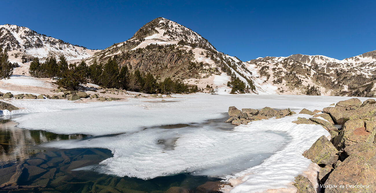 estany de airoto cubierto de nieve a finales de primavera