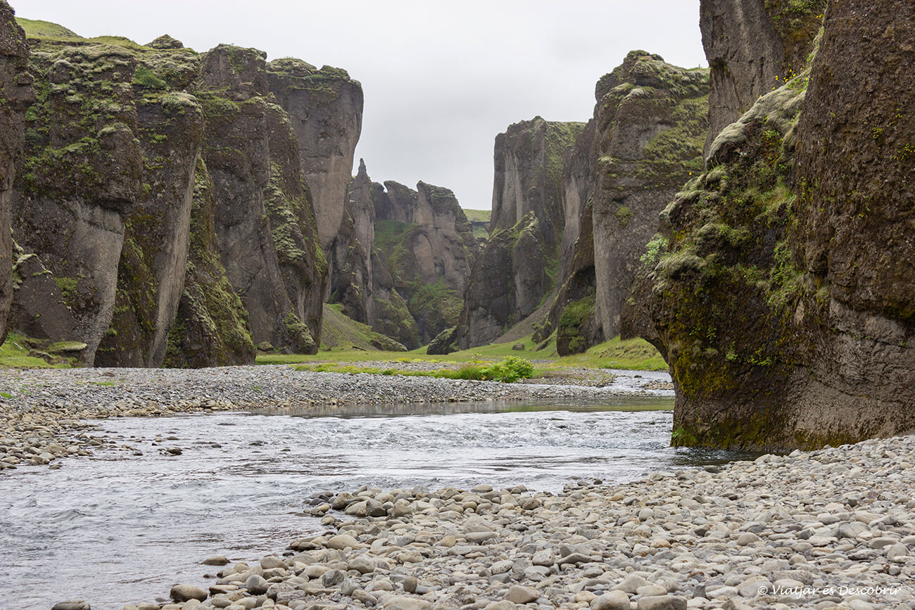 el cañón Fjaðrárgljúfurr observado desde su final y la parte inferior