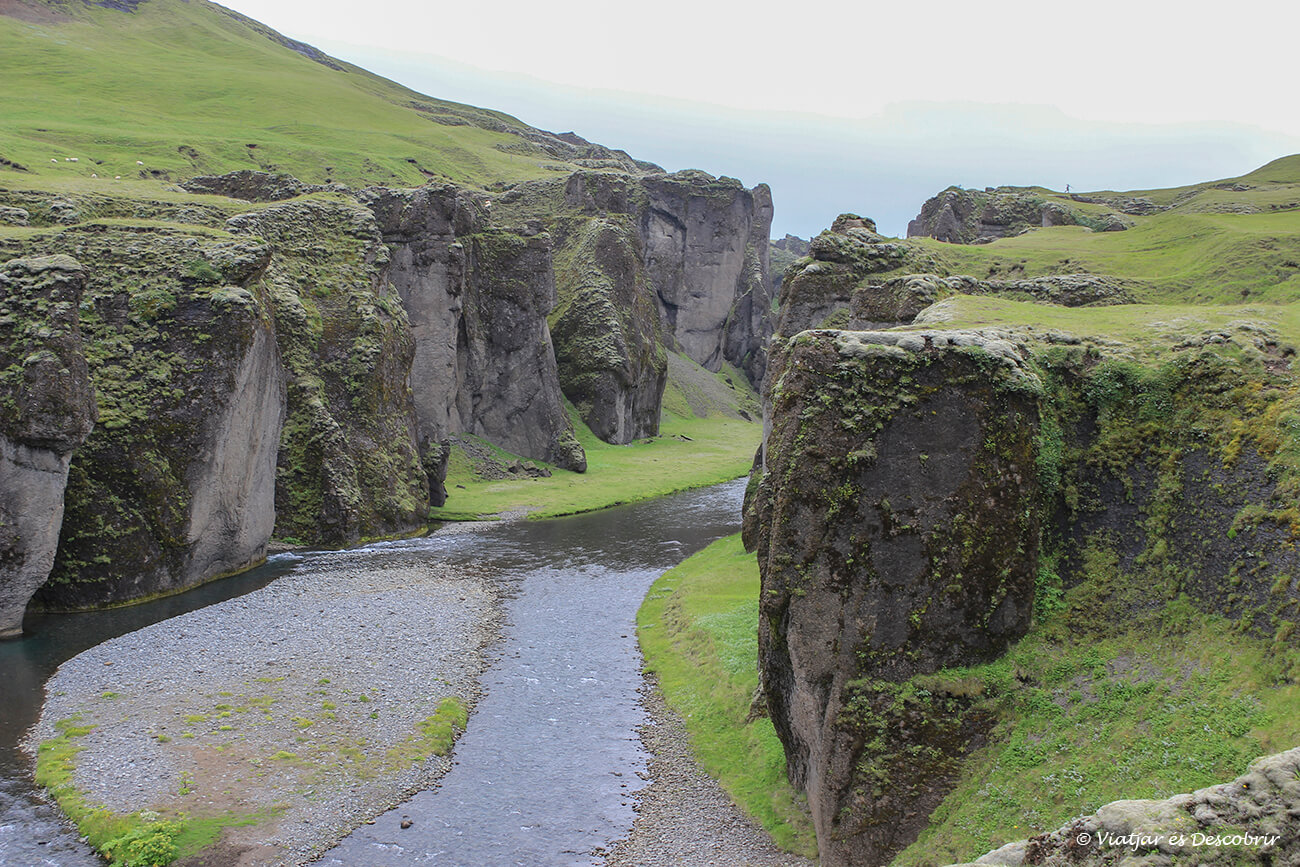 parte final del cañón Fjaðrárgljúfur donde gana anchura y el río es más profundo
