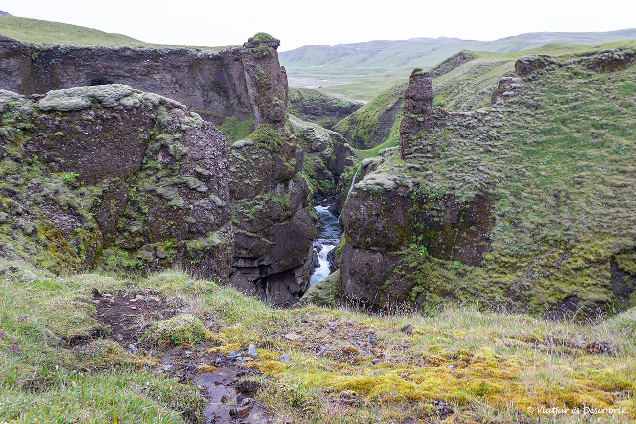 detalles del río del cañón Fjaðrárgljúfur y algunos de los saltos de agua que caen por los acantilados
