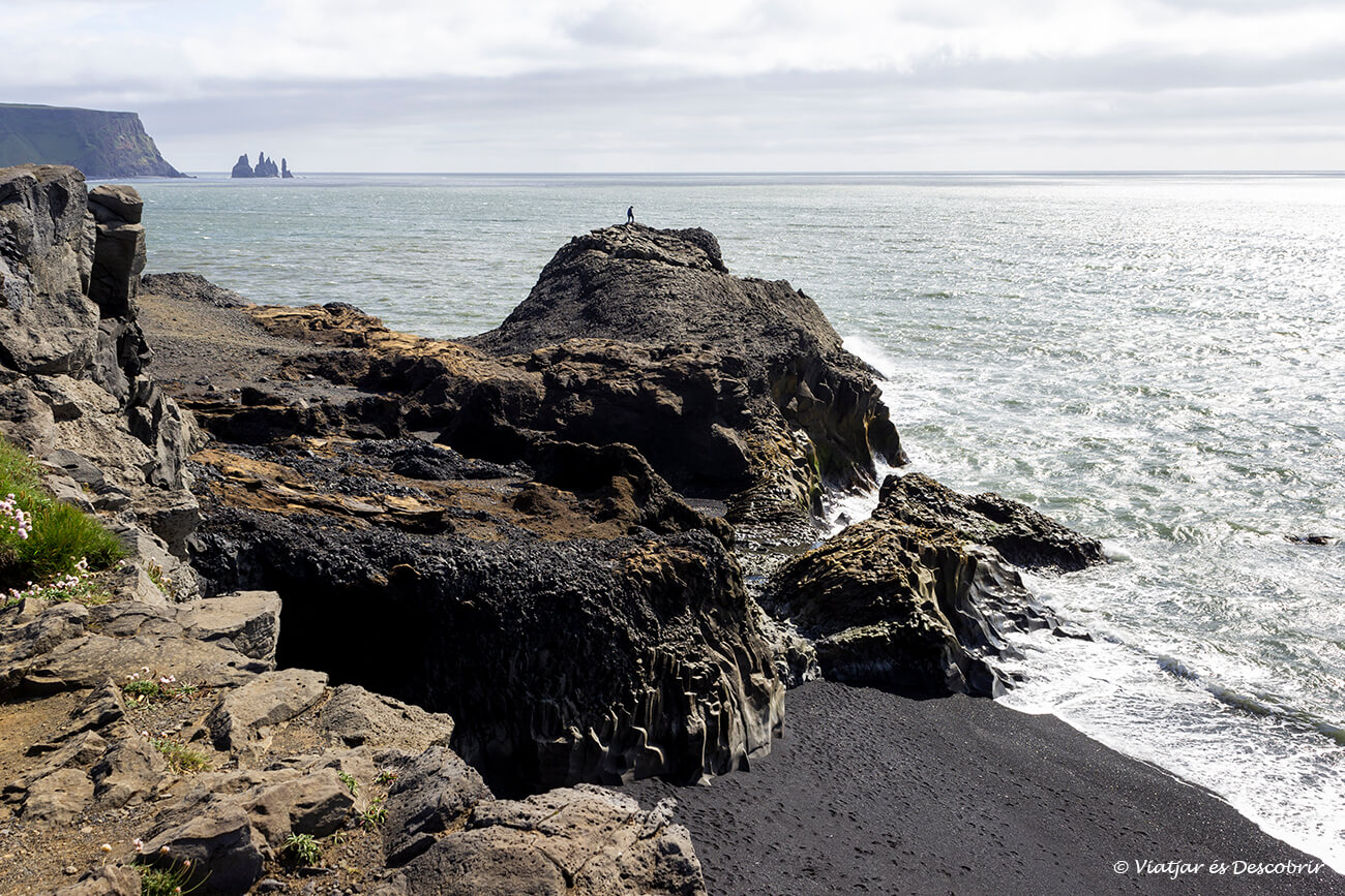 formaciones rocosas en la playa Reynisfjara en el sur de Islandia