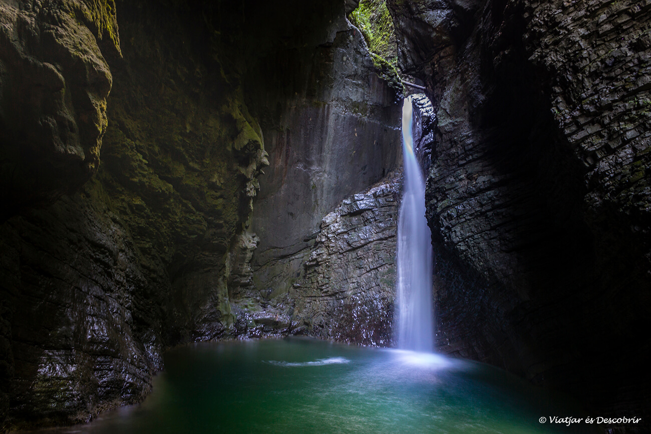 la cascada kozjak dentro de una cueva en el Valle del Río Soča