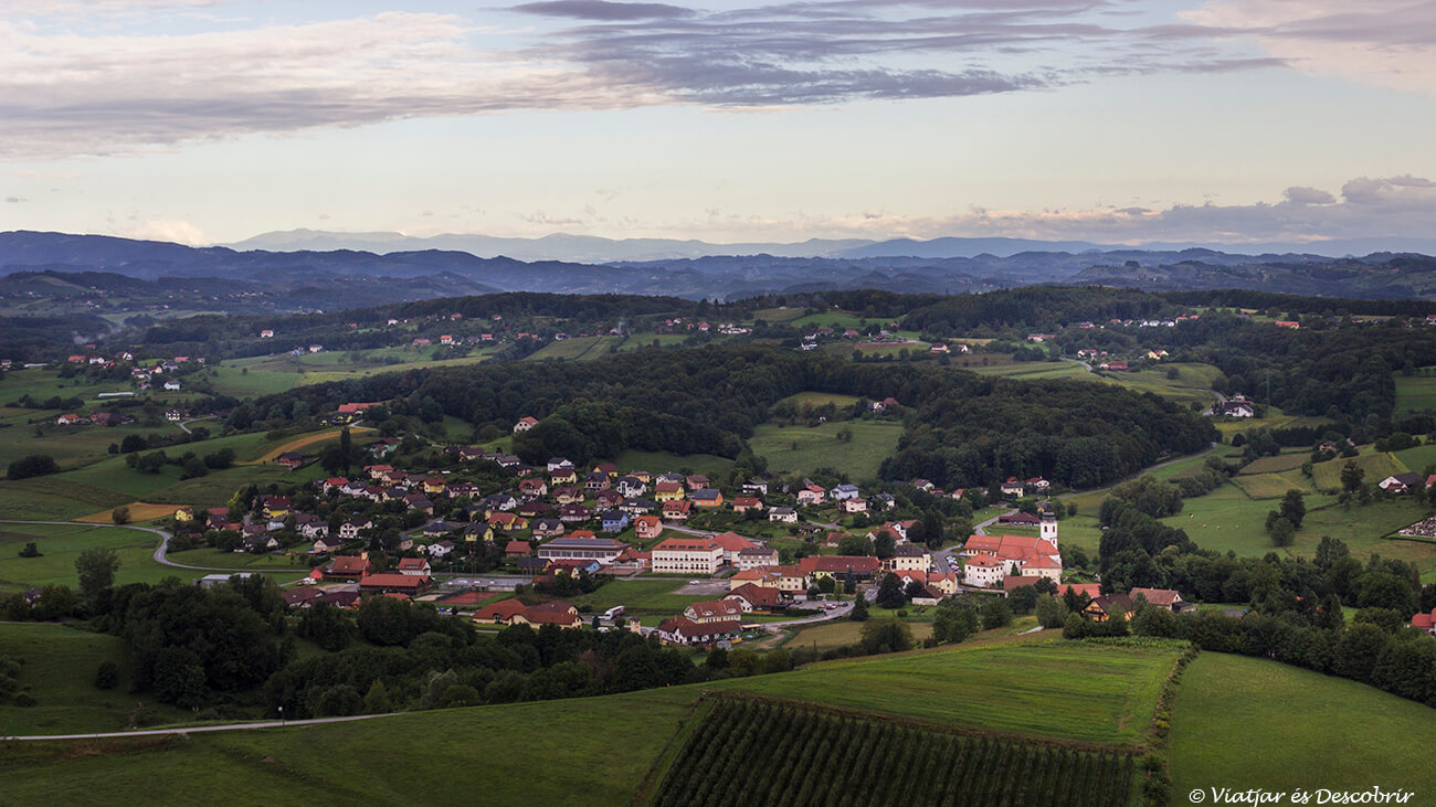 panorámica de la región de los slovenian hills a mediados de verano