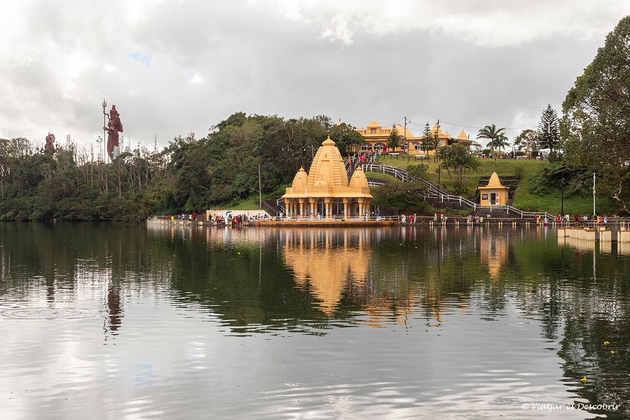 el sagrado lago Grand Bassin y los templos y esculturas que le rodean y que son muy importantes por la cultura hindú de la isla Mauricio