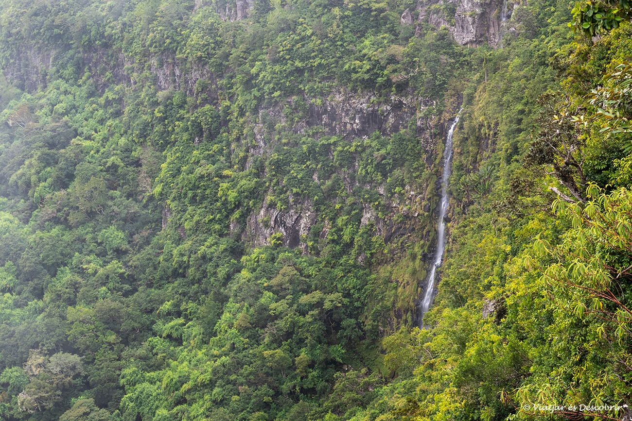 petita cascada que s'observa des del mirador principal del Parc Nacional Black River Gorges i que és un imprescindible en qualsevol viatge a l'Illa Maurici per lliure