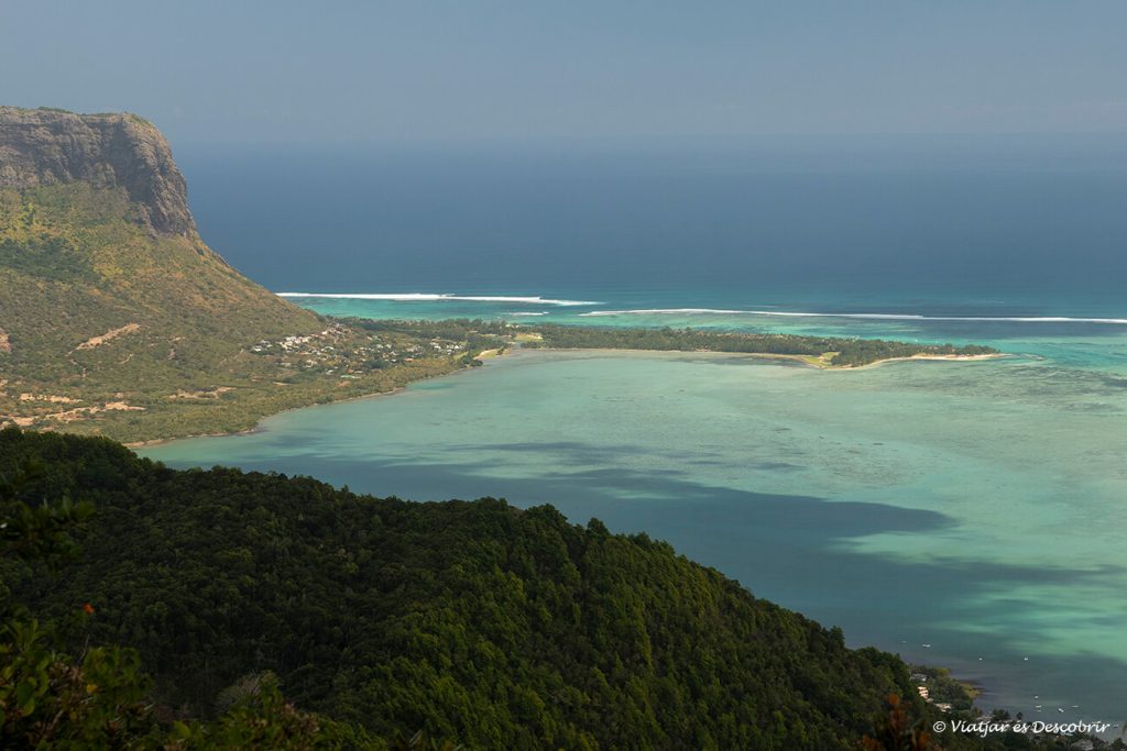 la montaña de Le Morne al sur de la isla Mauricio y la playa que comienza al final de la montaña