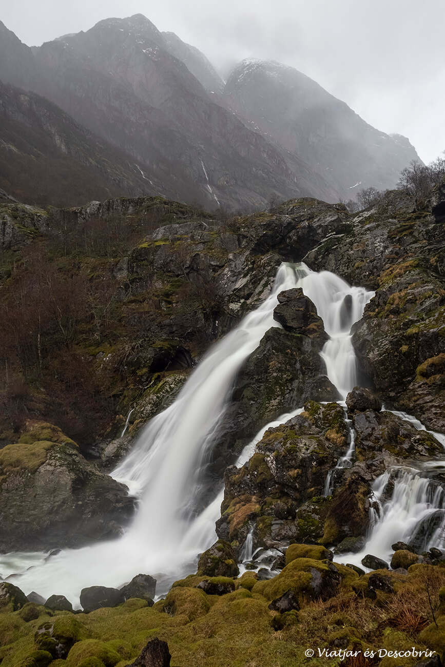 cascada por donde cae mucha agua debido a la lluvia y el deshielo del glaciar Briksdal