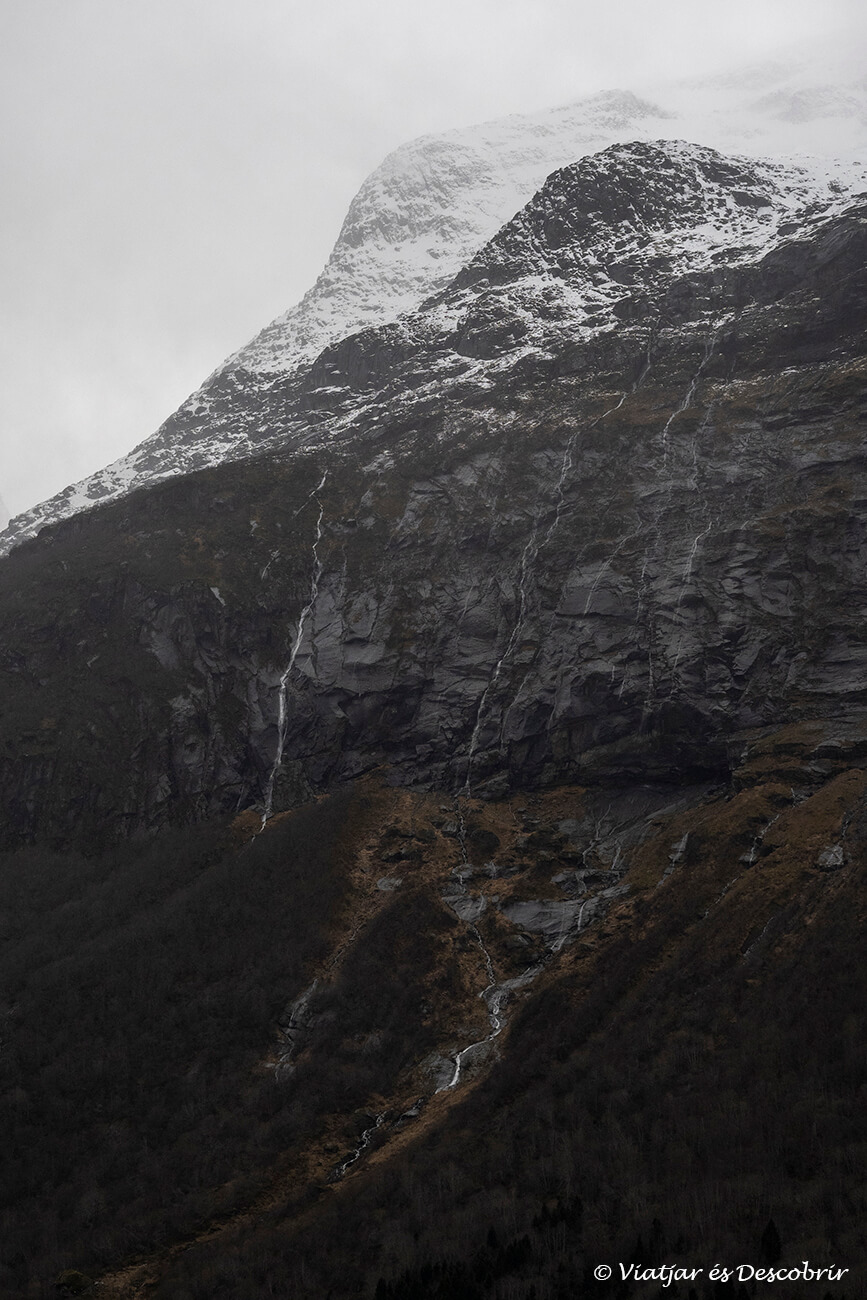 cascadas y picos rocosas y verticales que rodean el Lago de Loen a tan sólo quince minutos en coche del pueblo de Olden en Noruega