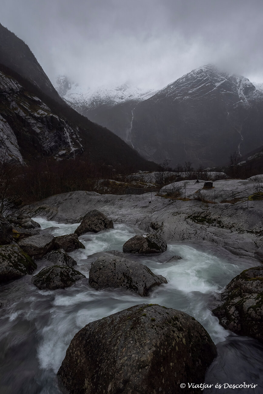 paisaje de montaña y río y cascadas cerca del pueblo de Olden en Noruega